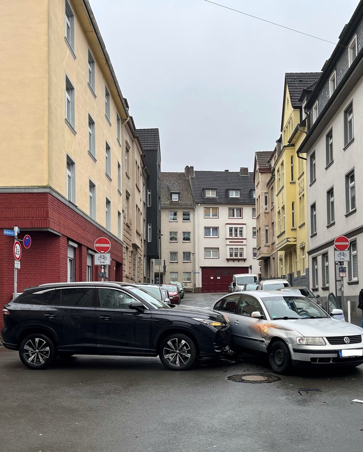 POL-HA: Hagener bei Unfall leicht verletzt - Autos stoßen im Kreuzungsbereich zusammen