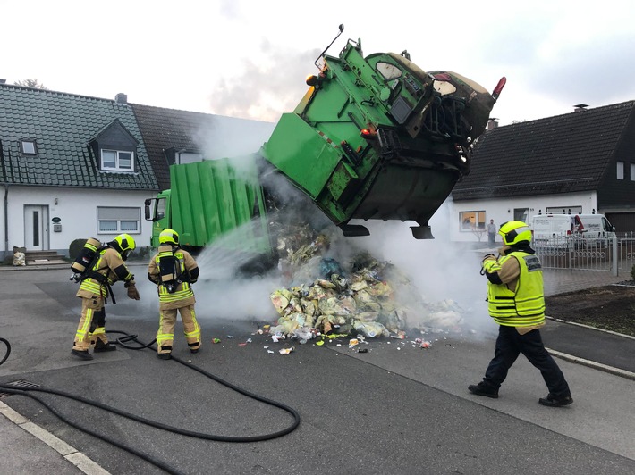 FW-Stolberg: Brennt Müllwagen in Wohngebiet