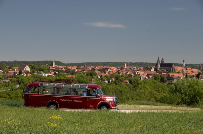 Romantik trifft Nostalgie: 70 historische Fahrzeuge und 3.000 Besucher bei Oldtimer-Bustreffen in Bad Mergentheim