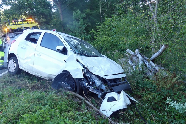 POL-GM: Verdacht auf Übermüdung - Autofahrt endete im Wald