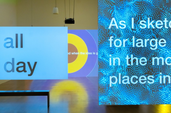 Tony Cokes bringt Farbe, Text und Sound ins Kunstmuseum Liechtenstein