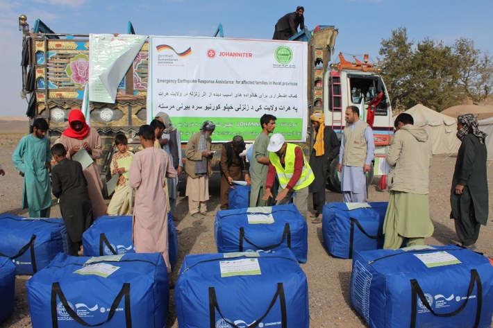 Johanniter verteilen Nothilfepakete an Betroffene in der Erdbebenregion Herat.JPG