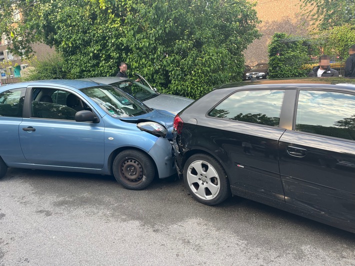 POL-ME: Kontrolle beim Abbiegen verloren: 20-Jähriger fährt gegen geparkte Autos - Monheim am Rhein - 2405027