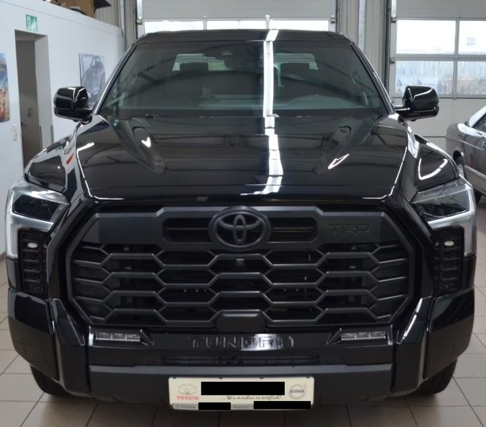 POL-H: Wunstorf: Toyota Tundra von Autohausgelände gestohlen - Polizei sucht Zeuginnen und Zeugen
