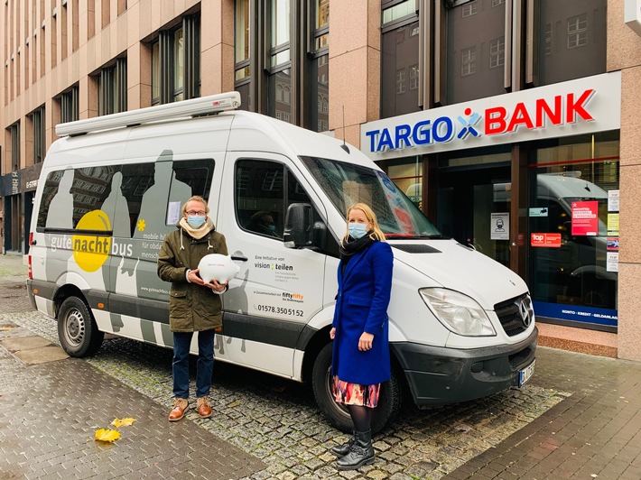 Targobanker spenden für den Düsseldorfer Gutenachtbus