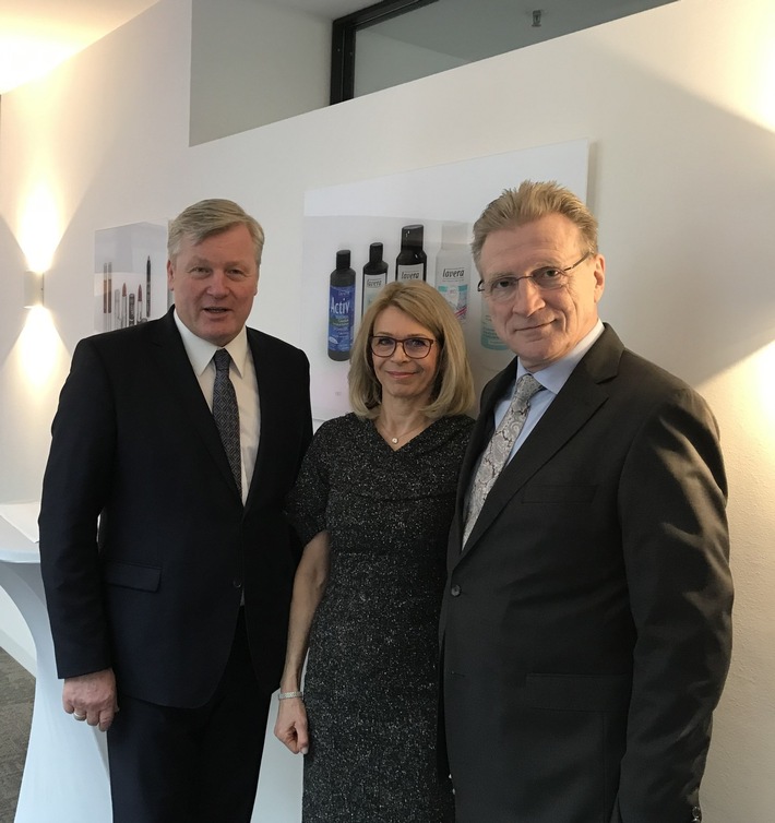 lavera verlegt Firmenzentrale nach Hannover, Gründer Thomas Haase und Festredner Minister Dr. Althusmann eröffnen das lavera Haus