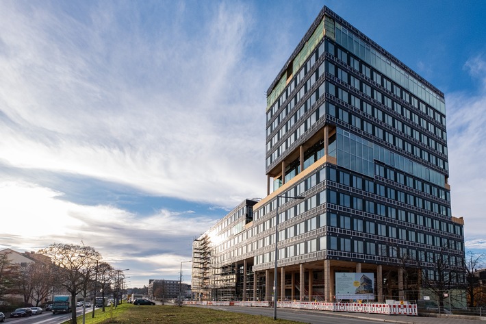 UmweltHaus gewinnt IHK-Immobilienpreis 2025 / Nachhaltiger Firmensitz der UmweltBank von der Industrie- und Handelskammer Nürnberg für Mittelfranken mit dem Sonderpreis Innovation ausgezeichnet