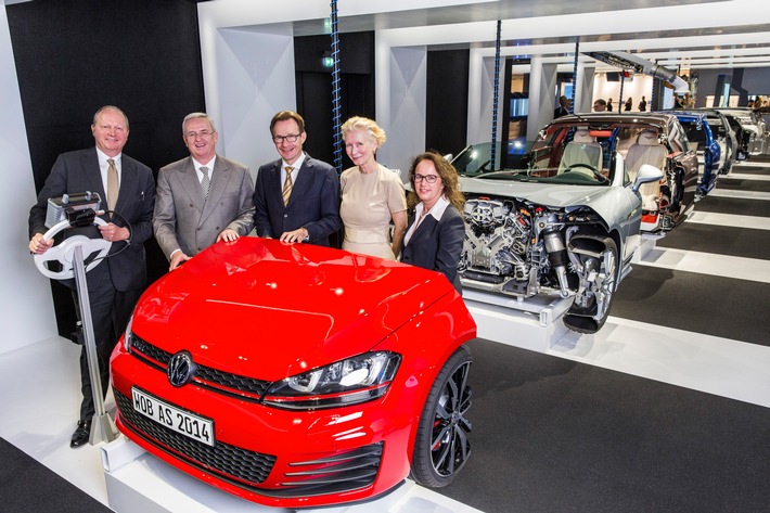 Prof. Martin Winterkorn und Dr. Michael Macht besuchten gemeinsam mit Autostadt Geschäftsführer Otto F. Wachs und Kreativdirektorin Dr. Maria Schneider die neue Ausstellung "Autowerk"
