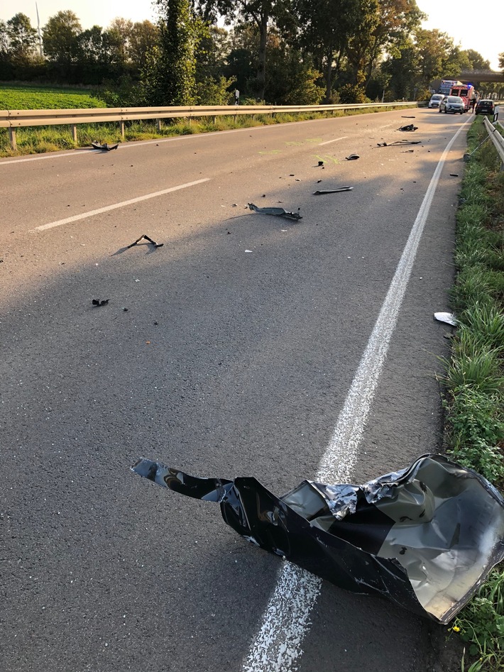 POL-NE: Unfall im Berufsverkehr - Bundesstraße 230 zeitweilig gesperrt