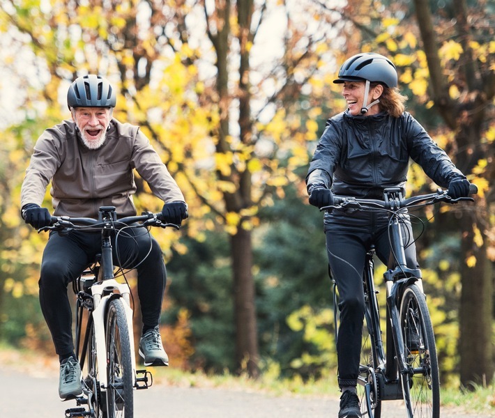 Das E-Bike kann Berufspendler zum Umstieg vom Auto in die E-Mobilität auf zwei Rädern bewegen. Weiterer Text über ots und www.presseportal.de/nr/121326 / Die Verwendung dieses Bildes ist für redaktionelle Zwecke honorarfrei. Veröffentlichung bitte unter Quellenangabe: "obs/VIACTIV Krankenkasse/gettyimages"
