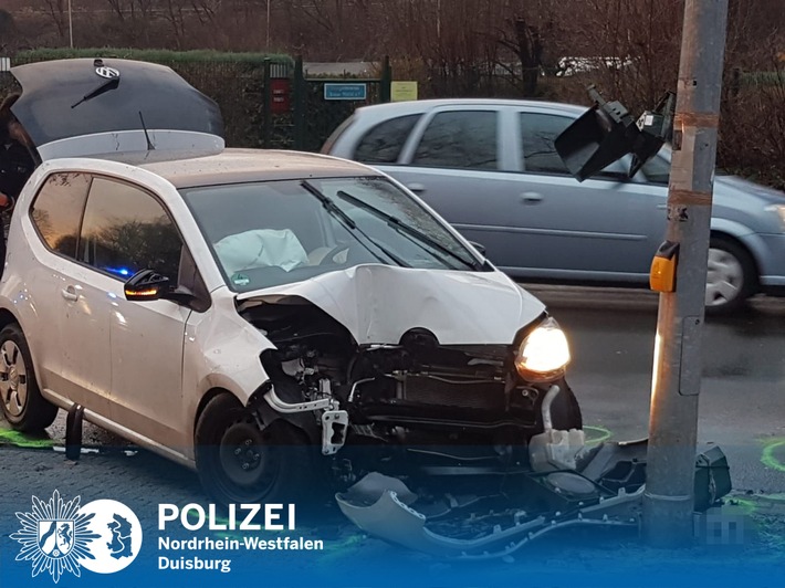 POL-DU: Neudorf-Süd: Auto vor Ampel geprallt - Fahrer flüchtig