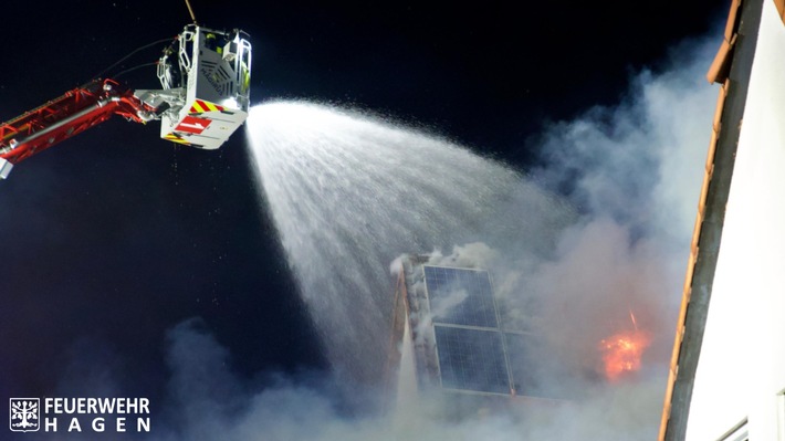 FW Hagen: Einsatztreicher Jahreswechsel für Feuerwehr und Rettungsdienst in Hagen. Mehrere Brände, darunter ein Großbrand und auch Verletzungen durch Feuerwerkskörper.