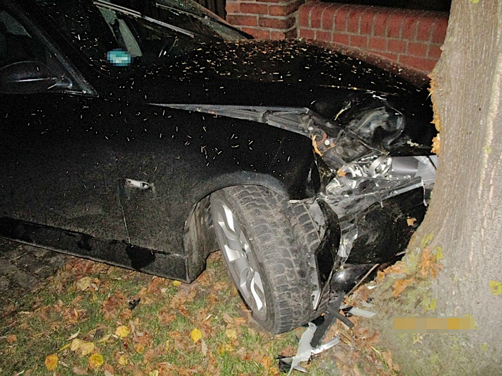 POL-HM: Pkw prallt gegen Mauer und Baum - Autofahrer war alkoholisiert