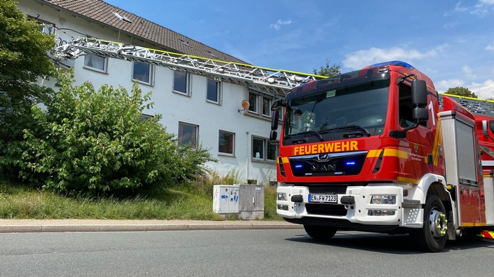 FW-EN: Säugling in Pkw eingeschlossen & Nottüröffnung in Wohnung