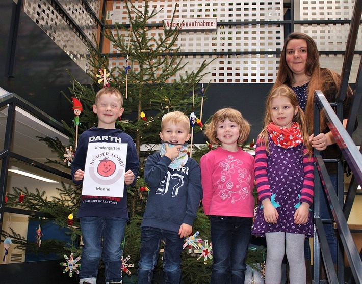 POL-HX: Kindergartenkinder schmücken Weihnachtsbaum der Polizeiwache Warburg