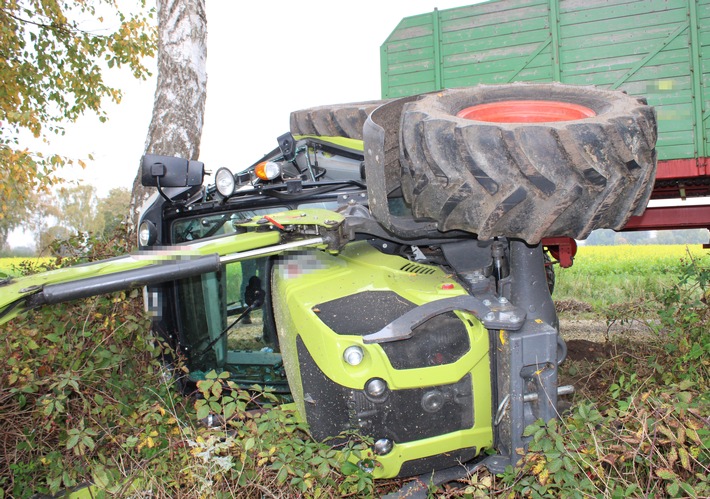 POL-MI: Traktor kippt um, Fahrer schwer verletzt