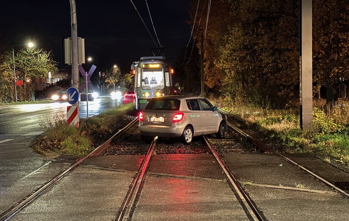 POL-HI: Verkehrsunfall in Sarstedt: Fahrzeug gerät ins Gleisbett der Stadtbahn