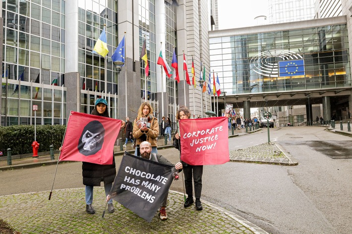 Schokolade gerechter machen: gebana zeigt in Brüssel Flagge für ein starkes EU-Sorgfaltspflichtengesetz