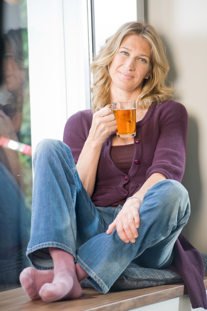 Stefanie Graf steht mit Gewinnern des Teekanne Castings vor der Kamera (mit Bild) / Stefanie Graf und Teekanne setzen Zusammenarbeit mit gemeinsamem Fotoshooting fort