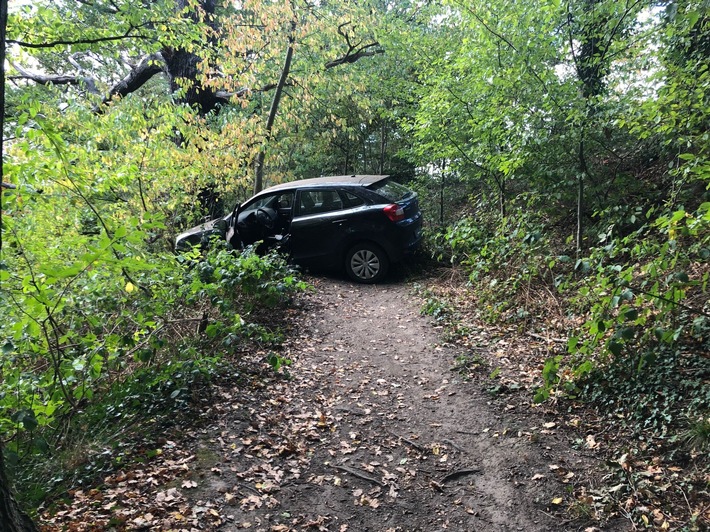 POL-BO: Steht ein Auto im Wald...