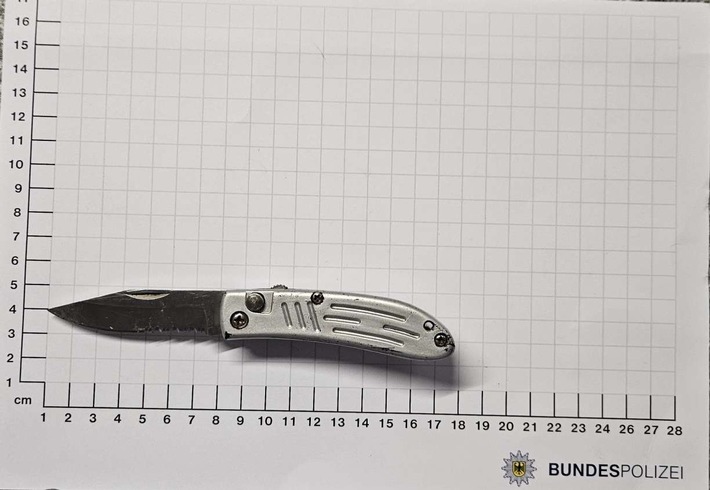 BPOL NRW: Bundespolizisten stellen Einhandmesser sicher