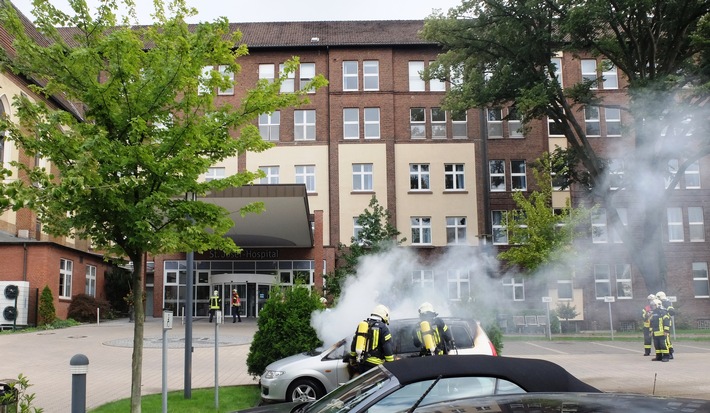 FW-GE: PKW Brand vor dem Krankenhaus Horst