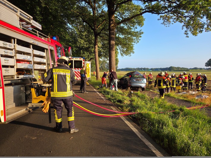 FW-ROW: Fahrerin wird bei Unfall im PKW eingeklemmt