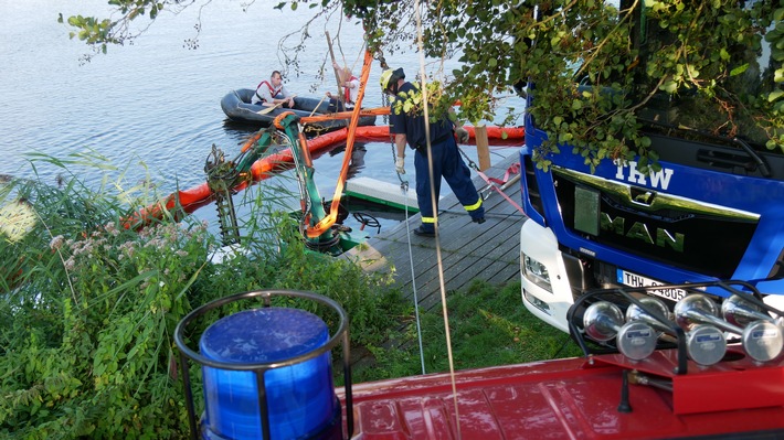 FW Celle: Mähschiff auf der Aller gesunken - Feuerwehr und THW im Einsatz