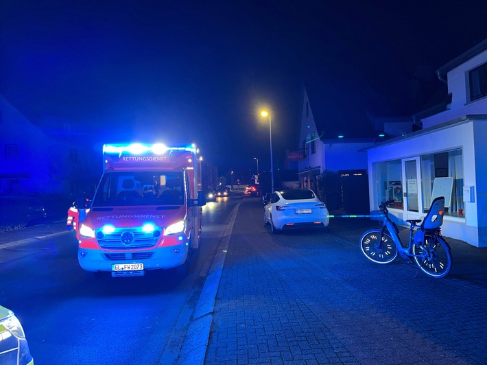 POL-RBK: Bergisch Gladbach - Pedelec-Fahrerin prallt gegen Autotür und erleidet schwere Verletzungen
