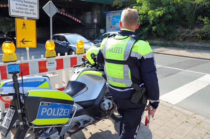 POL-UN: Schwerte/Unna/Werne - Kooperationseinsatz: Polizei stellt 42 Handyverstöße bei Ablenkungskontrollen fest - Fazit "besorgniserregend"