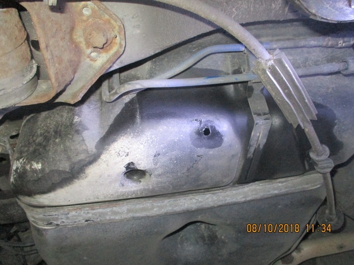 POL-WHV: Pkw beschädigt - Täter bohrt Tank auf (FOTO), Benzin läuft aus - Polizei sucht Zeugen