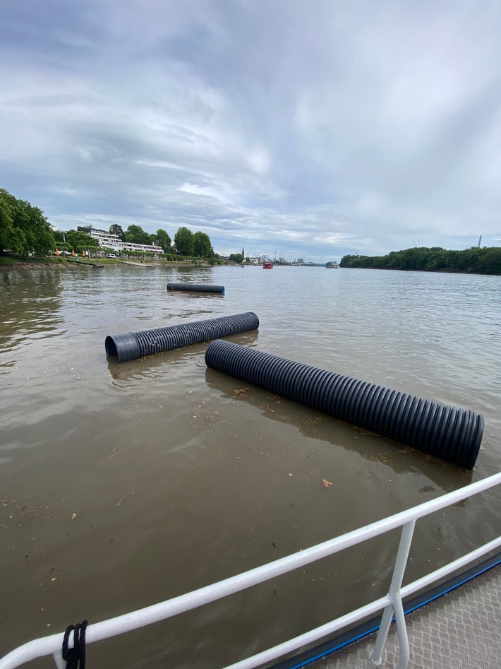 POL-HPE: Kunststoffrohre in Rhein gespült