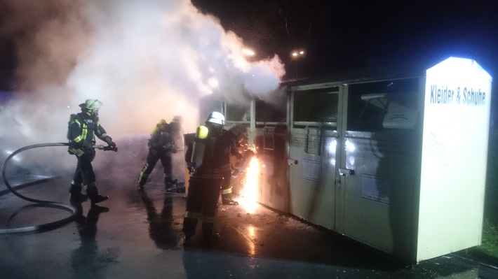 FW-WRN: Feuer_1 - Altkleidercontainer brennt