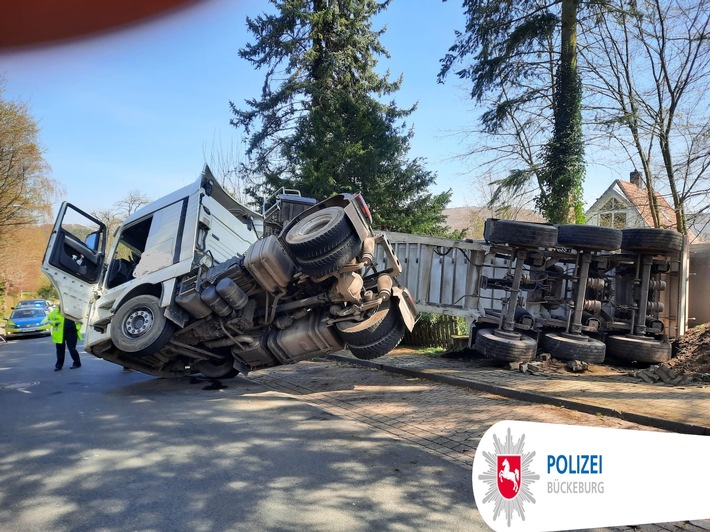 POL-NI: Sattelzug kippt um