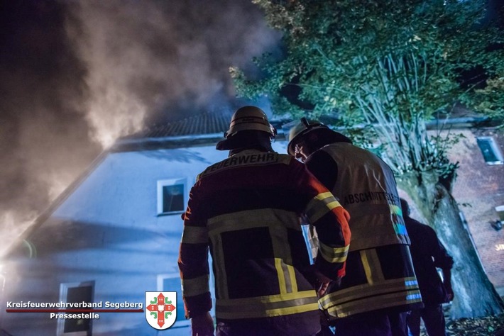 FW-SE: Feuer im Mehrfamilienhaus mit mehreren vermissten Personen