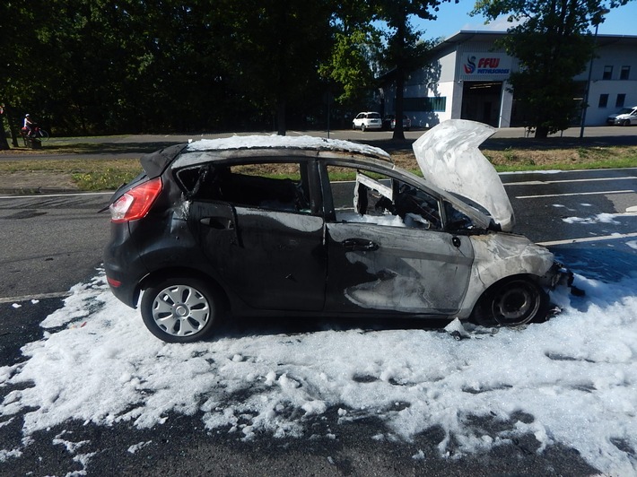 POL-PDNR: Vettelschoß - Verkehrsunfall mit PKW-Vollbrand