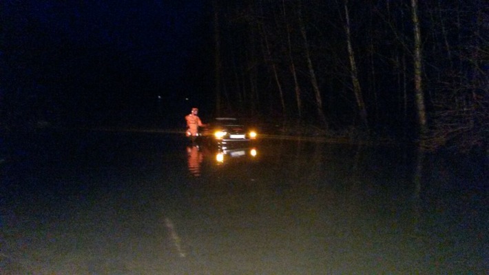 POL-PDLD: Neuburg - Fahrerin fährt ins Hochwasser