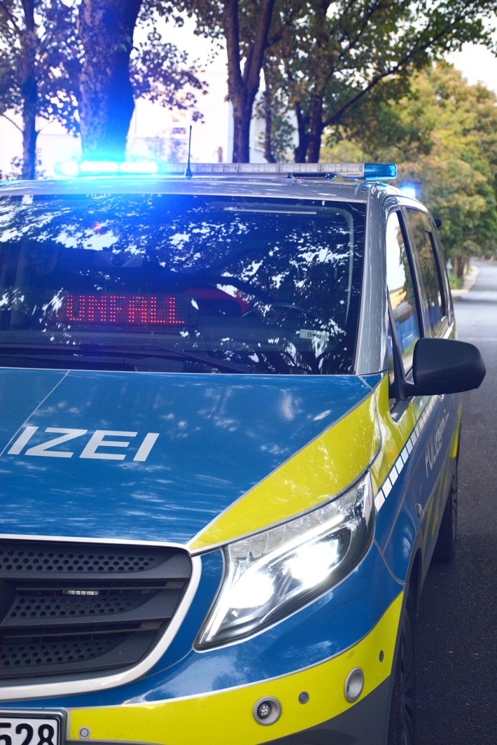 POL-ME: 52-Jähriger stürzt mit E-Scooter und verletzt sich schwer - Langenfeld - 2311008