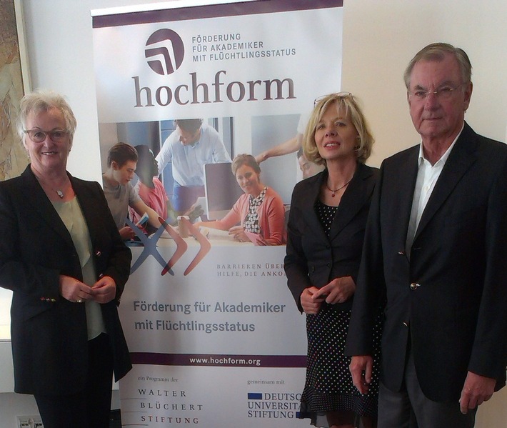 Programm "hochform" macht Akademiker mit Flüchtlingsstatus fit für Zusatzstudium und Arbeitsmarkt - Walter Blüchert Stiftung und Deutsche Universitätsstiftung kooperieren