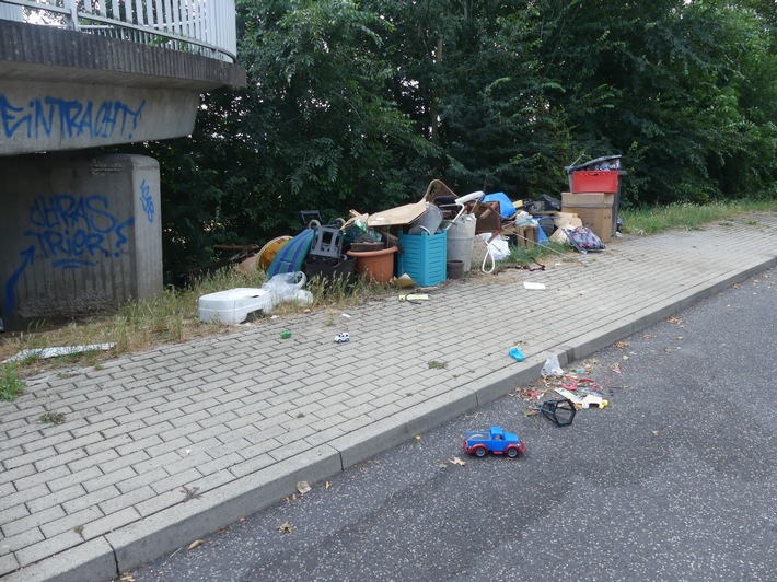 POL-KS: Unbekannte entsorgen Müll auf Autobahnparkplätzen: Polizei sucht Zeugen