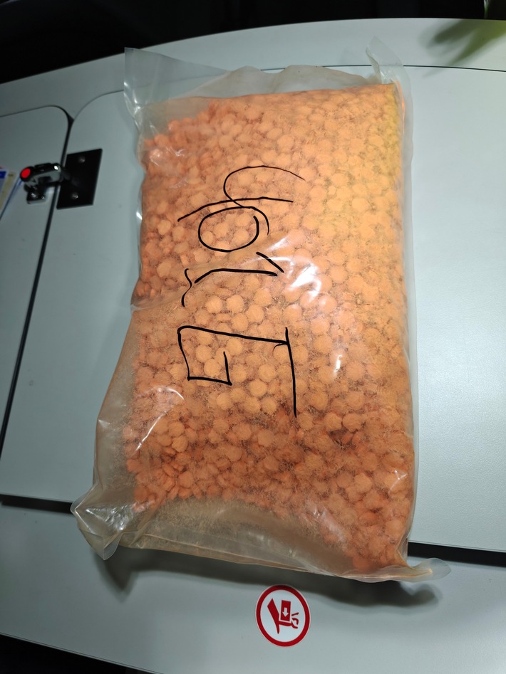 HZA-BI: Bielefelder Zoll zieht zwei Kilogramm Ecstasy aus dem Verkehr/Drogenschmuggler in Minibus bei Gütersloh erwischt