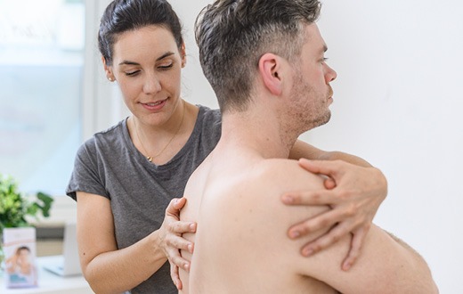 forsa-Umfrage: Osteopathie ist fester Teil der Rückenversorgung und die Patienten honorieren es