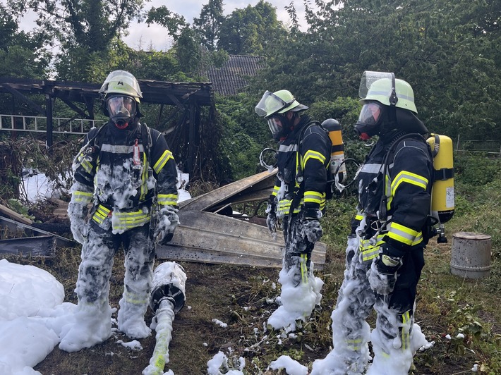 FW Lüchow-Dannenberg: +++ brennender Schuppen breitet sich auf Wohnhaus aus +++ Bewohner können sich unverletzt in Sicherheit bringen +++ Über 100 Feuerwehrleute im Einsatz +++