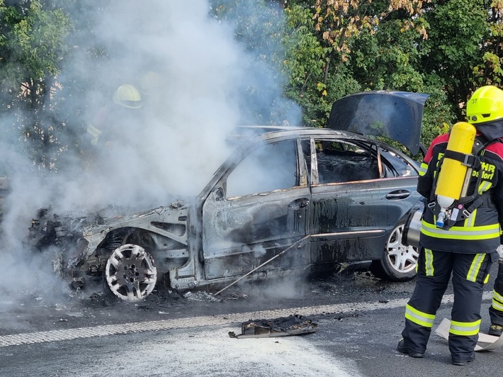 POL-GÖ: (310/2022) Technischer Defekt - Mercedes brennt auf A 7 aus, Fahrerin aus Göttingen unverletzt