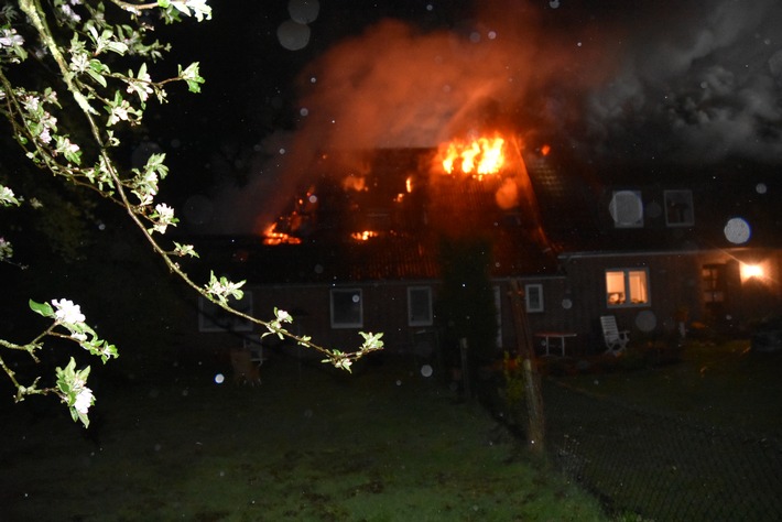 POL-STD: Feuer zerstört Haus in Sauensiek - eine Person verletzt, Schnelles Eingreifen der Buxtehuder Feuerwehr verhindert Brand in Innenstadt