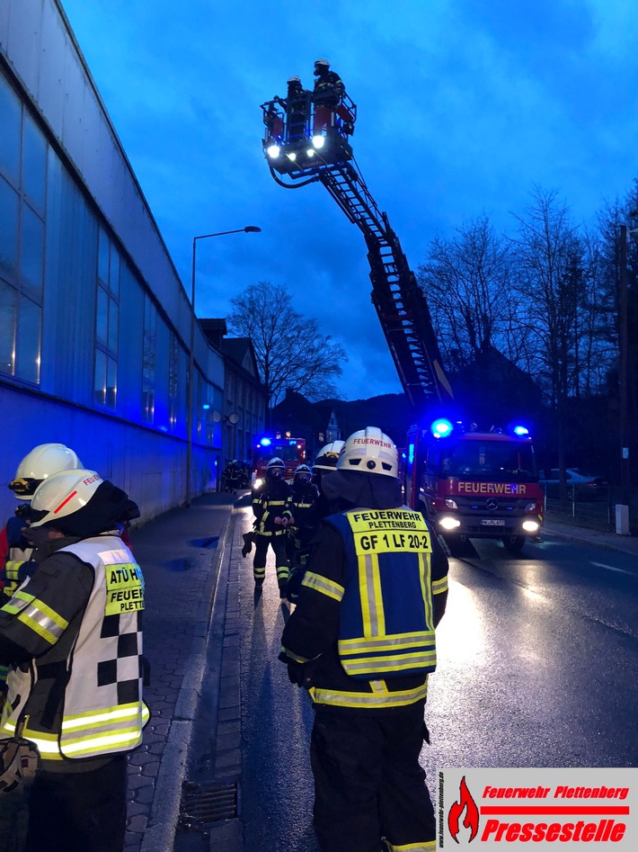 FW-PL: OT-Eiringhausen, Brand in Maschine sorgt für Sadtalarm