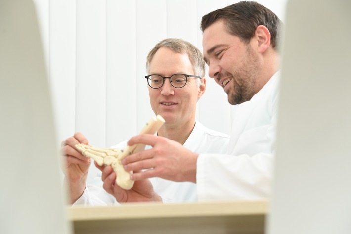 Stechende Schmerzen bei den ersten Schritten - nicht jeder Fersensporn ist die Ursache