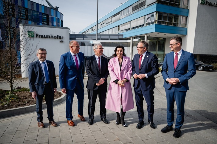 Bundesforschungsministerin Dorothee Bär  weiht Forschungsneubau ein