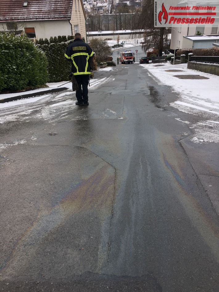 FW-PL: Ölspureinsatz. Winterdienstfahrzeug verliert Hydrauliköl im Stadtgebiet.