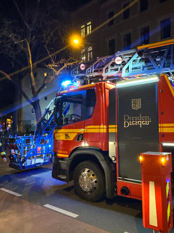 FW Dresden: Brand im Dachstuhl eines Mehrfamiliengebäudes